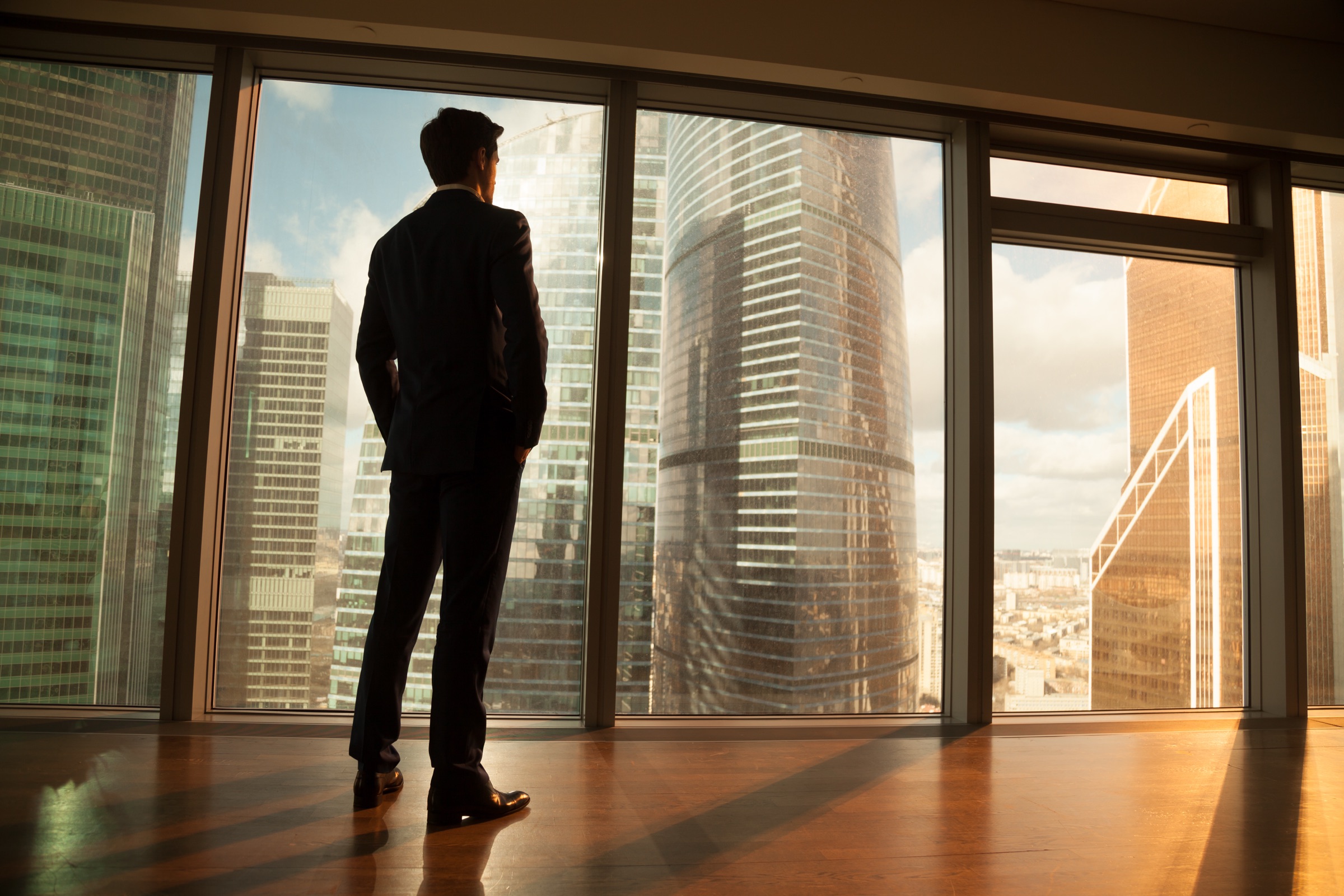 Vista corporativa al amanecer — operación que opera con orden